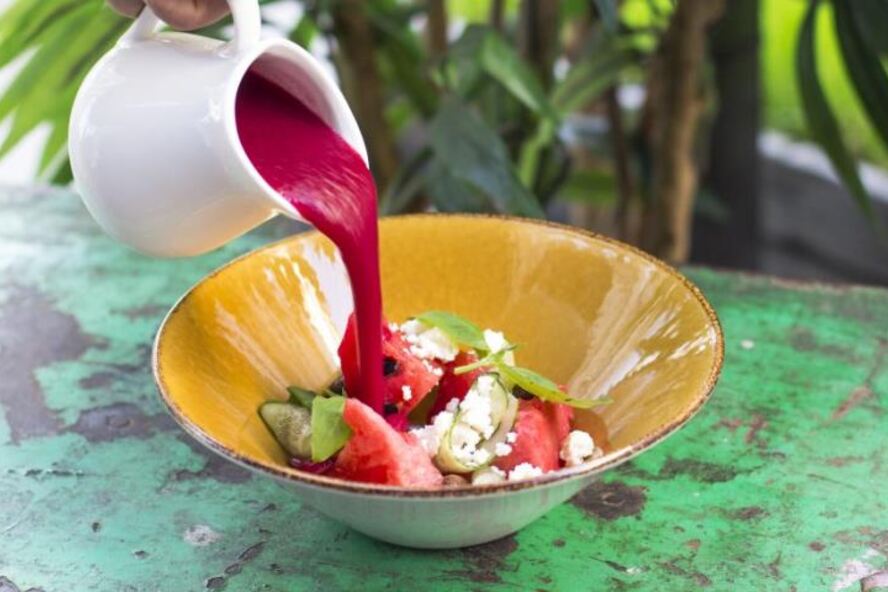 Рецепт свекольного гаспачо с арбузом и домашним сыром