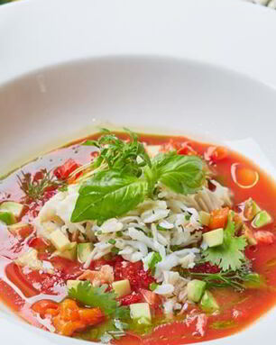 Томатный суп Гаспачо с печеным болгарским перцем, авокадо, мясом камчатского краба и тартаром из клубники