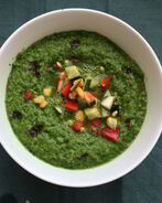 Зеленый гаспачо со щавелем и огуречно-кукурузной заправкой