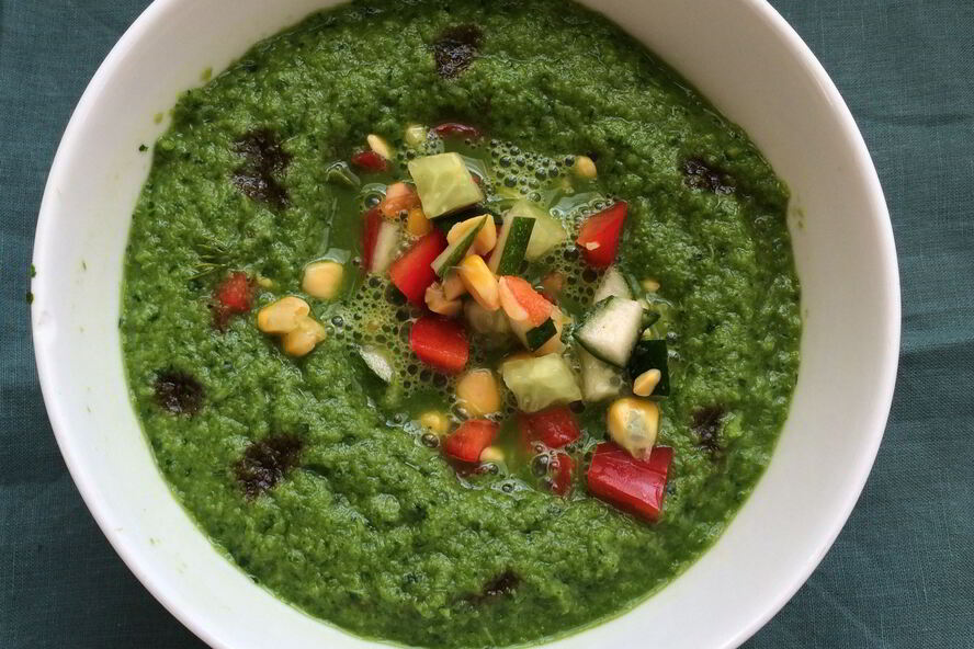 Рецепт зеленого гаспачо со щавелем и огуречно-кукурузной заправкой