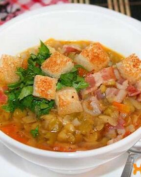 Гороховый суп с копченой колбасой и беконом