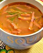 Гороховый суп с копченой колбасой и зеленью