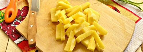 гороховый суп с копченой колбасой и зеленью. Шаг 3