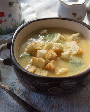 Суп гороховый с гренками