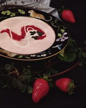 Холодный ягодный суп с черничным соусом