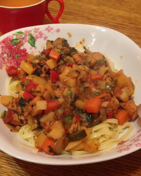 Лагман с солеными огурчиками