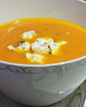 Морковный суп с кориандром и козьим сыром