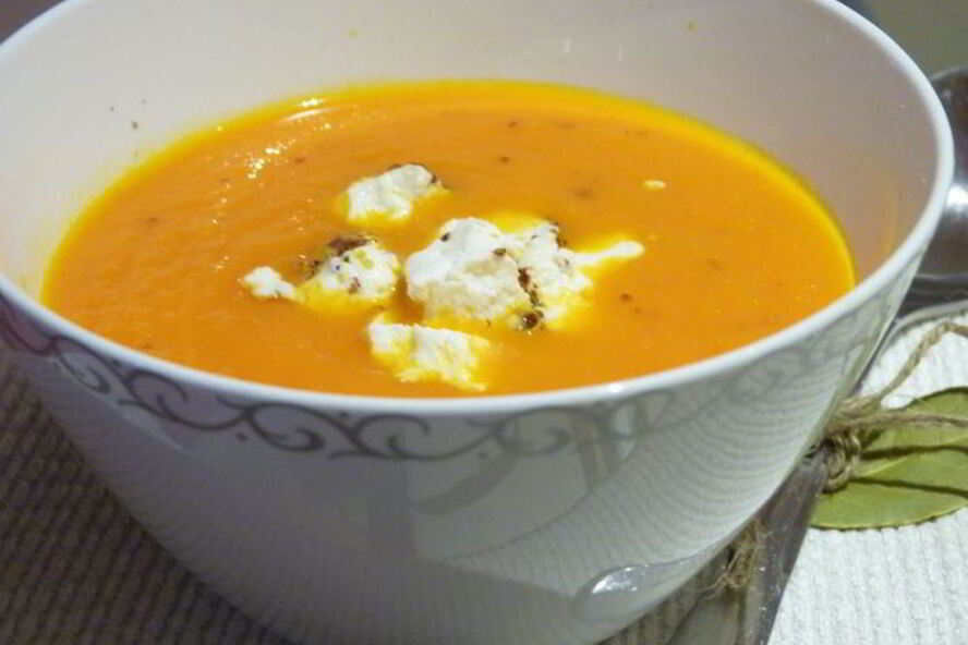 Рецепт морковного супа с кориандром и козьим сыром