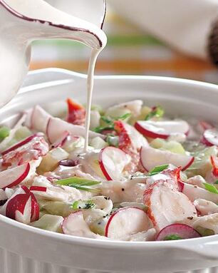 Белая окрошка с крабовым мясом