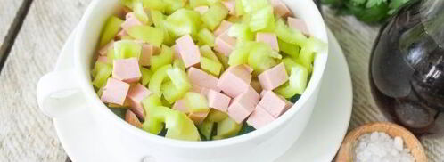 окрошка на квасе с колбасой и болгарским перцем. Шаг 8