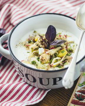 Окрошка с куриной грудкой на кефире