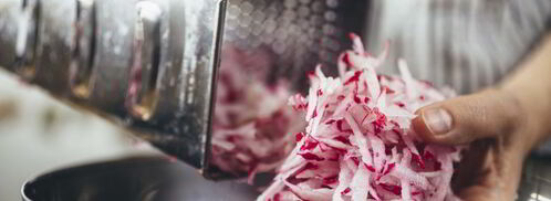 окрошка с куриной грудкой на кефире. Шаг 6