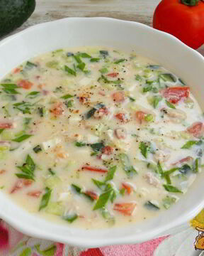 Окрошка с курицей и помидорами