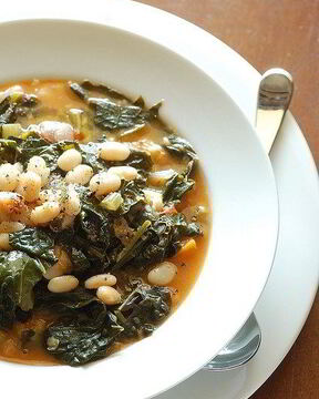 Овощной суп с листовой капустой и белой фасолью