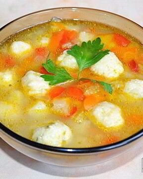 Овощной суп с сырными клецками-шариками