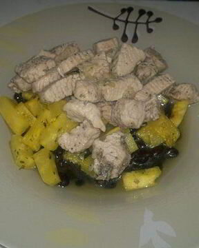 Бобовая похлебка с индейкой, ананасом и сельдереем