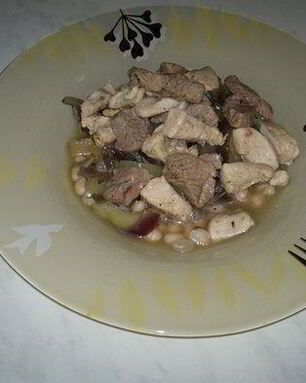 Похлебка из белой фасоли с бедром индейки и куриной грудкой, тушеный перец и красный лук