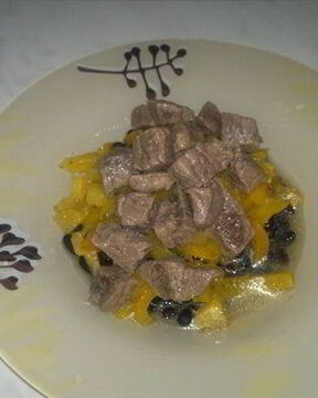 Похлебка из черных бобов и говядины и сладкий тропический чатни