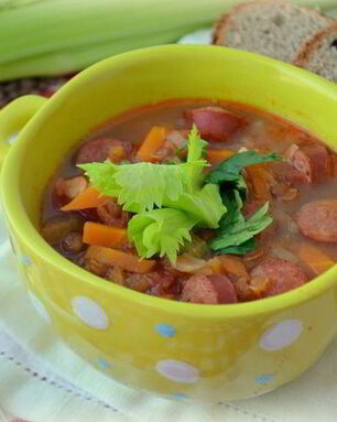 Согревающая чечевичная похлебка с копчеными сосисками