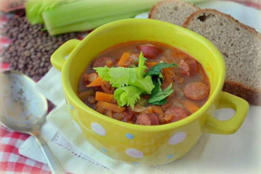 Рецепт согревающей чечевичной похлебки с копчеными сосисками