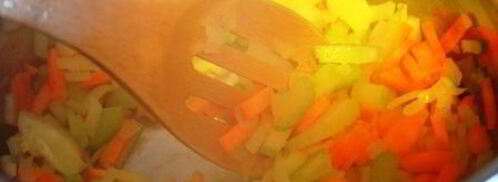 согревающая чечевичная похлебка с копчеными сосисками. Шаг 3