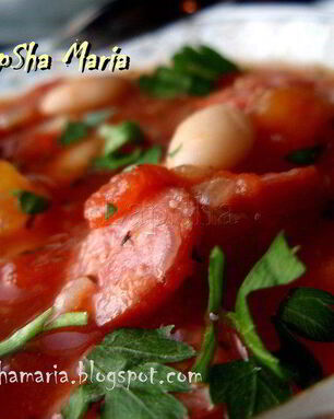 Томатная похлебка с копчеными колбасками и фасолью