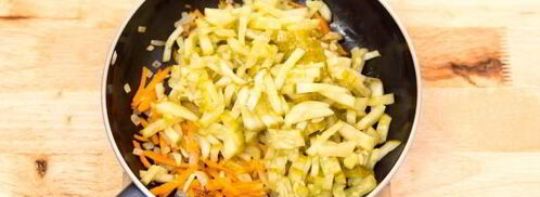 рассольник с перловкой и солеными огурцами на баранине. Шаг 12