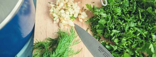 рассольник с солеными огурцами и перловкой. Шаг 5