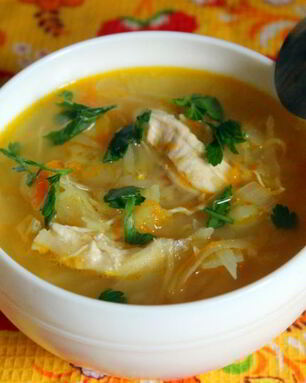 Щи из свежей и квашеной капусты на курином бульоне