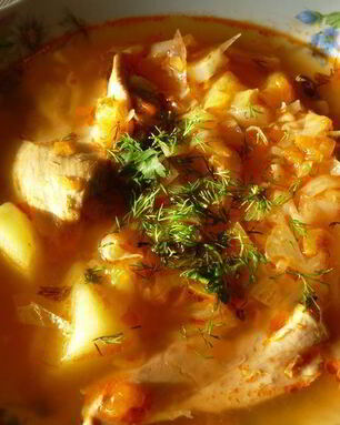 Щи из свежей капусты с солеными помидорами