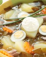 Зеленые щи с щавелем и перепелиными яйцами