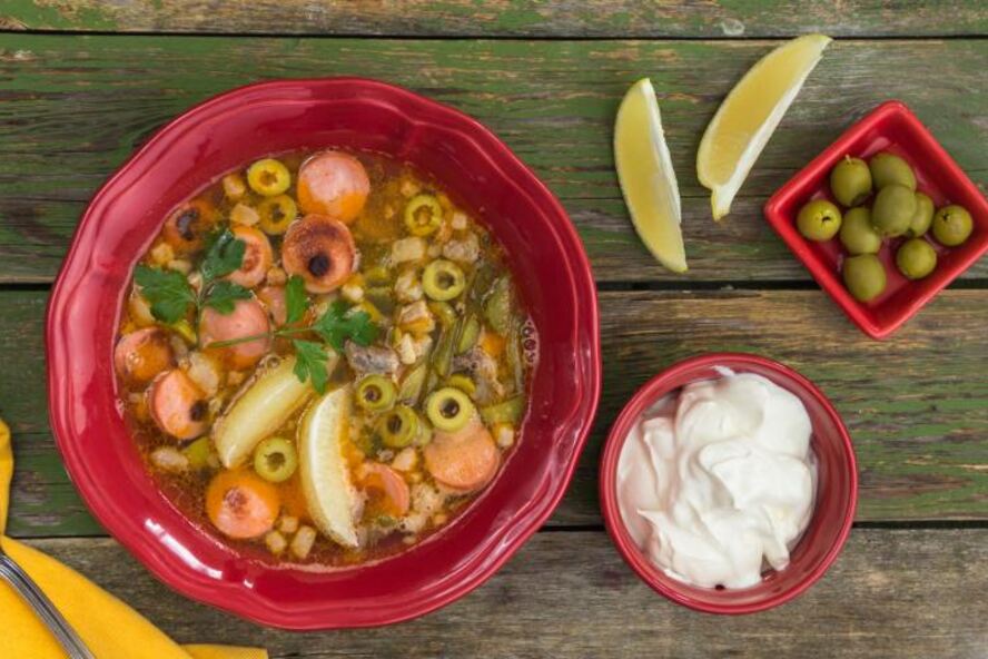 Рецепт сборной солянки с грудинкой, курицей и сосисками