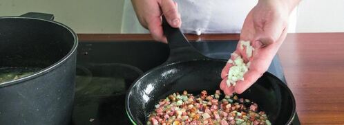 сборная солянка с грудинкой, курицей и сосисками. Шаг 4