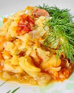 Солянка из капусты с сосисками и помидор в мультиварке