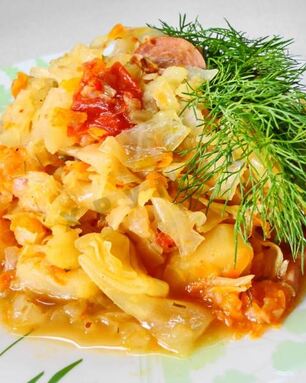 Солянка из капусты с сосисками и помидор в мультиварке