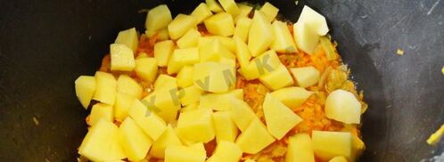 солянка из капусты с сосисками и помидор в мультиварке. Шаг 5