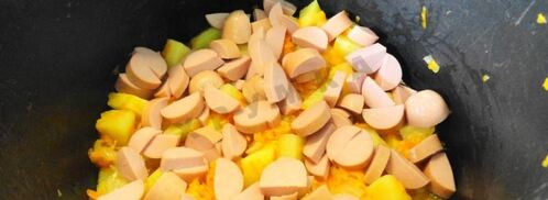 солянка из капусты с сосисками и помидор в мультиварке. Шаг 6