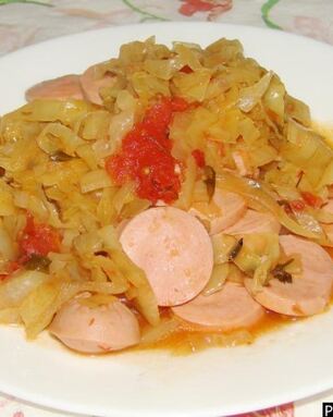 Солянка из капусты с сосисками