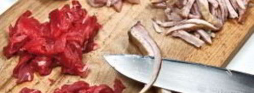 солянка мясная на сковороде. Шаг 3