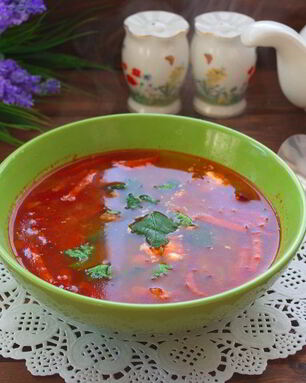 Солянка с курицей и колбасой