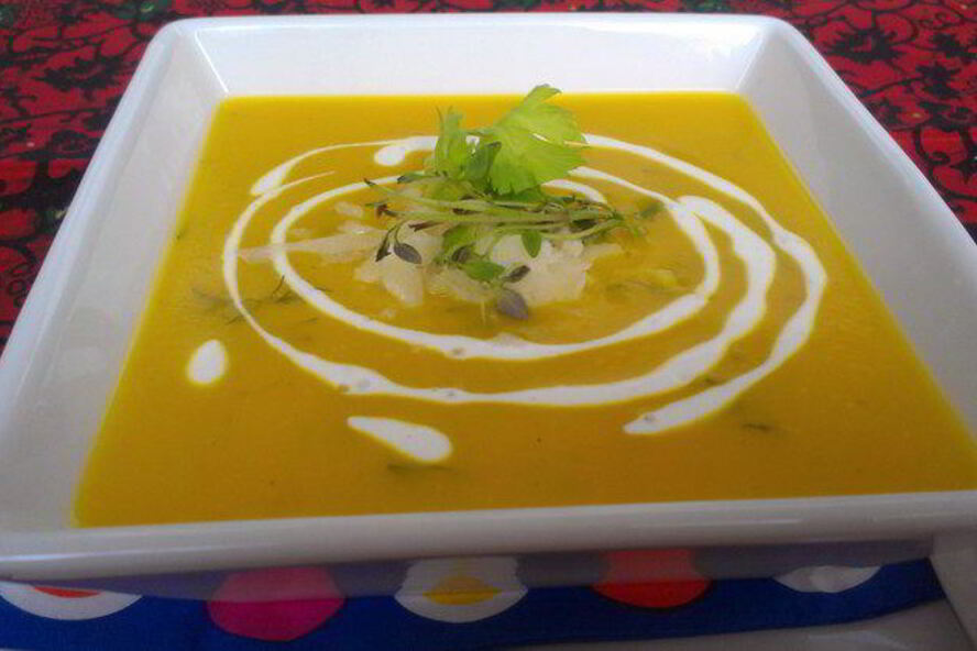 Рецепт тыквенного супа-пюре солнышко на блюде