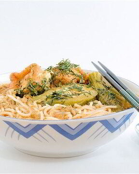 Суп с рисовой лапшой и жареным тофу