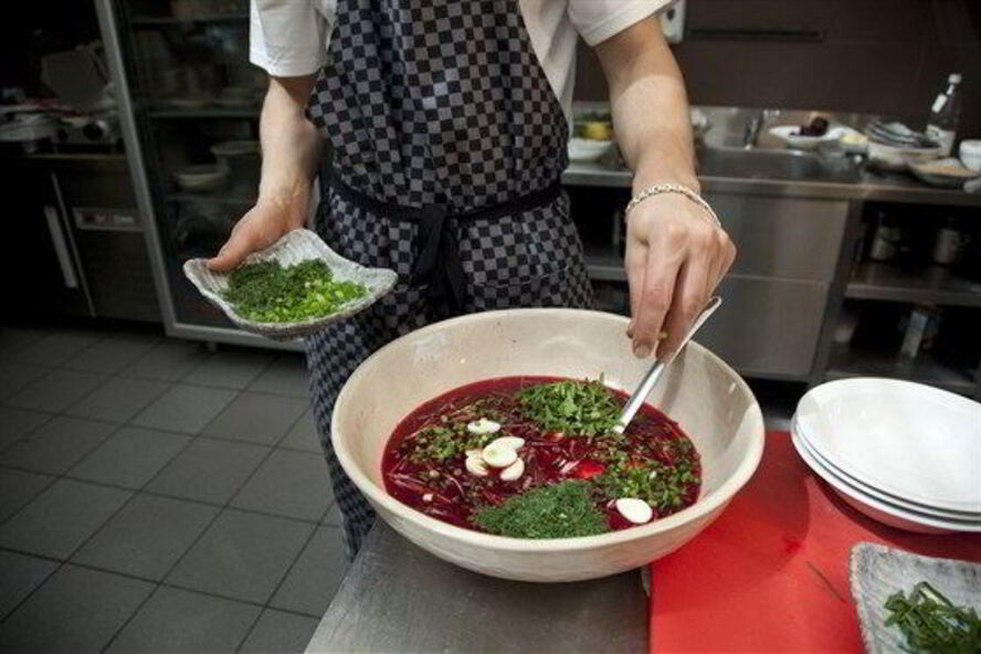 Рецепт свекольника с перепелиными яйцам