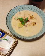 Сырный суп с томатами и креветками