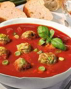 Томатный суп с фрикадельками и итальянскими травами