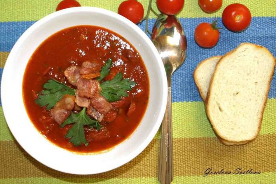 Рецепт томатного супа с охотничьими колбасками и беконом