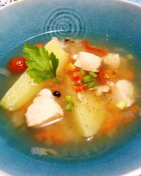 Ароматная уха с помидорами и лимоном