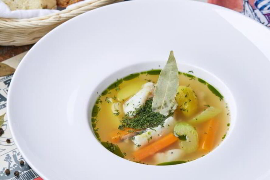 Рецепт ухи из морских рыб с укропом и водкой