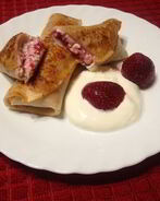 Блинчики с творогом и замороженной клубникой