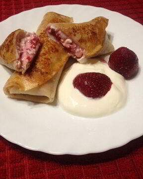 Блинчики с творогом и замороженной клубникой